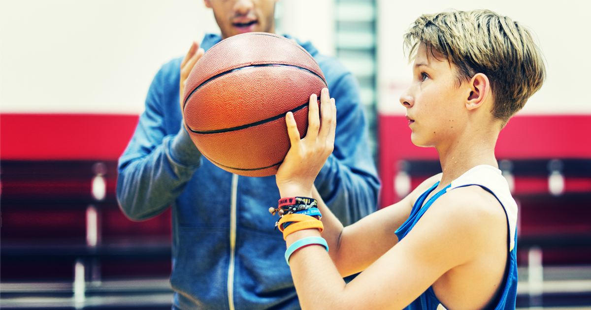 Basquete, Esporte E Jogar Com Uma Bola Nas Mãos De Um Jogador